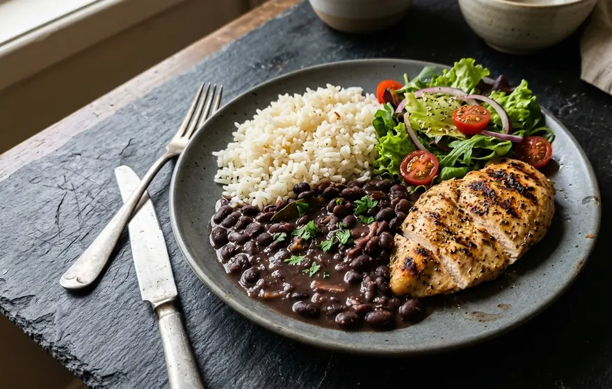 Prato caseiro brasileiro: arroz, feijão, frango grelhado e salada